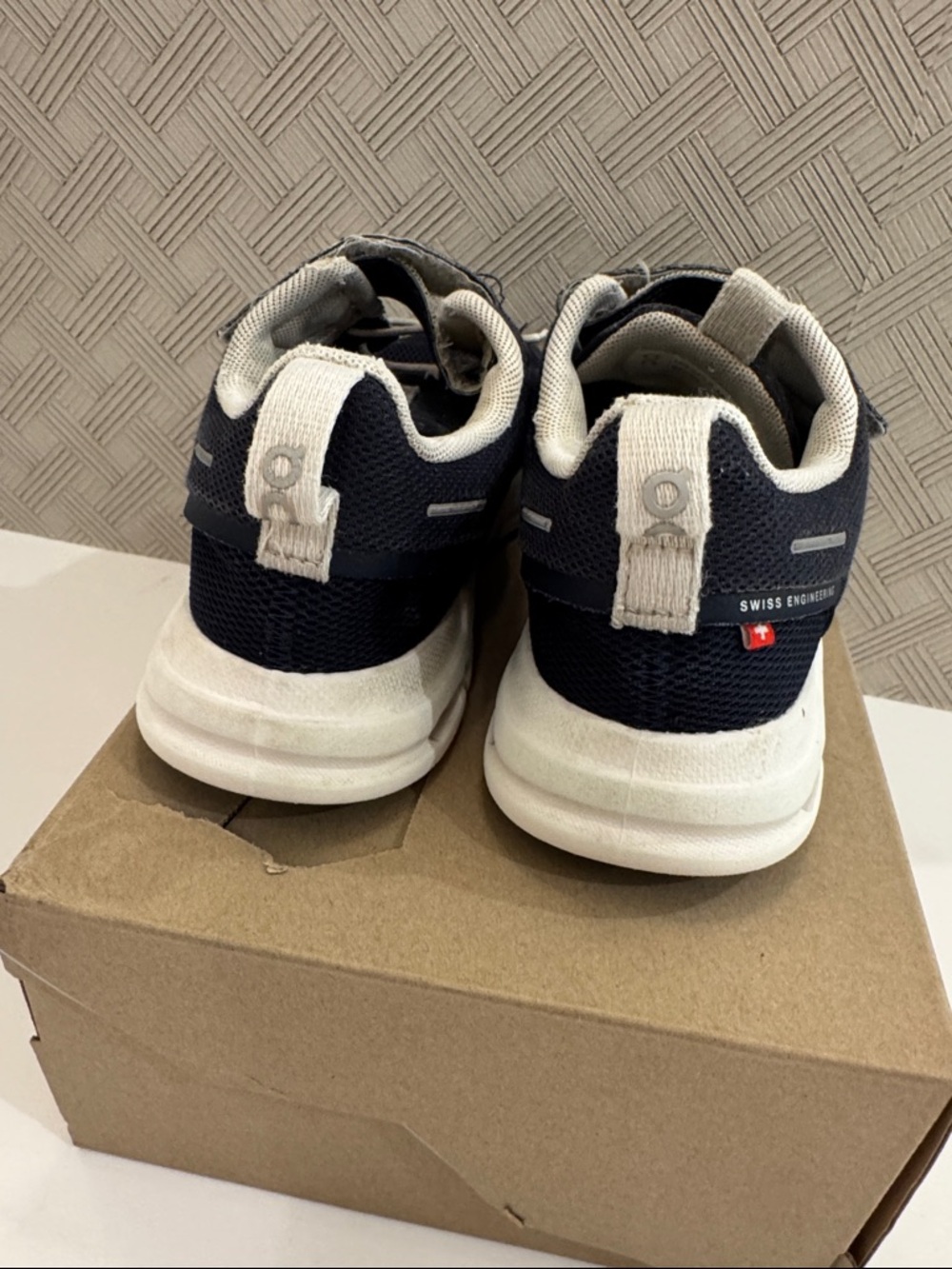 On Running Cloud Play sneakers (Little Kid) Color: MIDNIGHT/WHITE size 12.5 - Picture 7 of 12